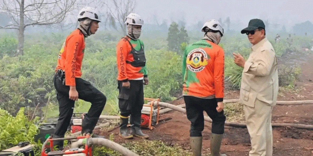 Presiden Prabowo Subianto meninjau langsung lokasi kebakaran hutan di Provinsi Kalimantan Barat, Sabtu (22/8/2026).
