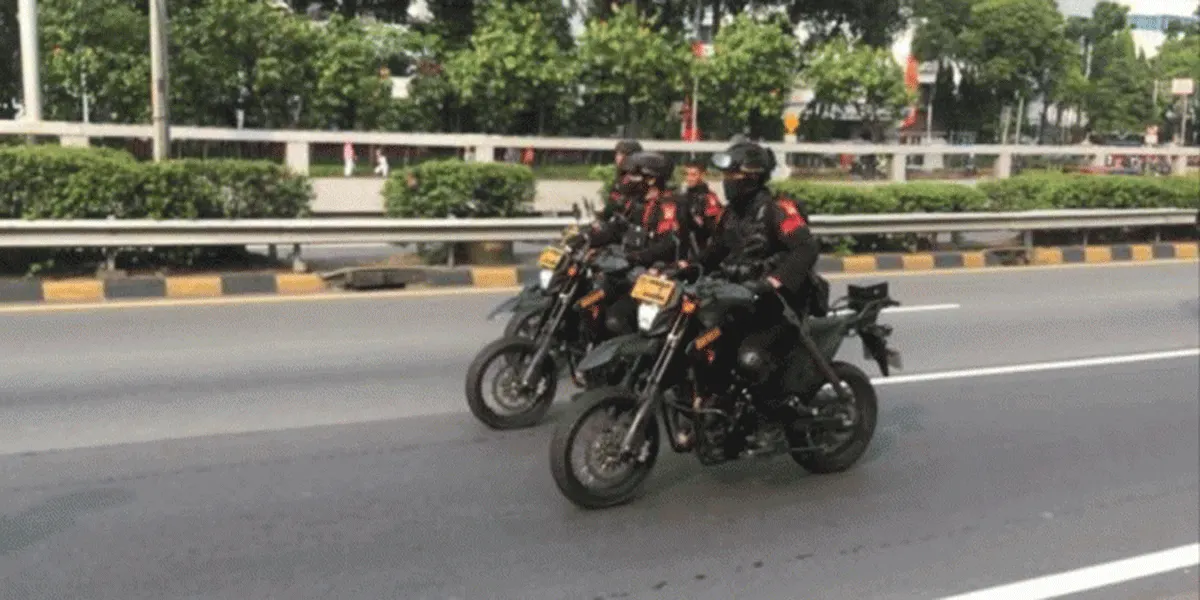 Anggota Brimob mengamankan unjuk rasa di depan Gedung DPR pada beberapa waktu lalu.
