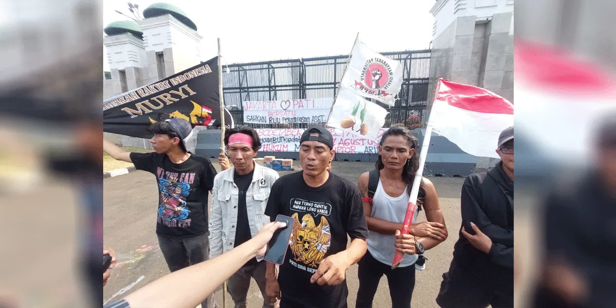 Koordinator Aliansi Masyarakat Pati Bersatu (AMPB) Supriyono memberikan keterangan pers di Jakarta baru-baru ini.