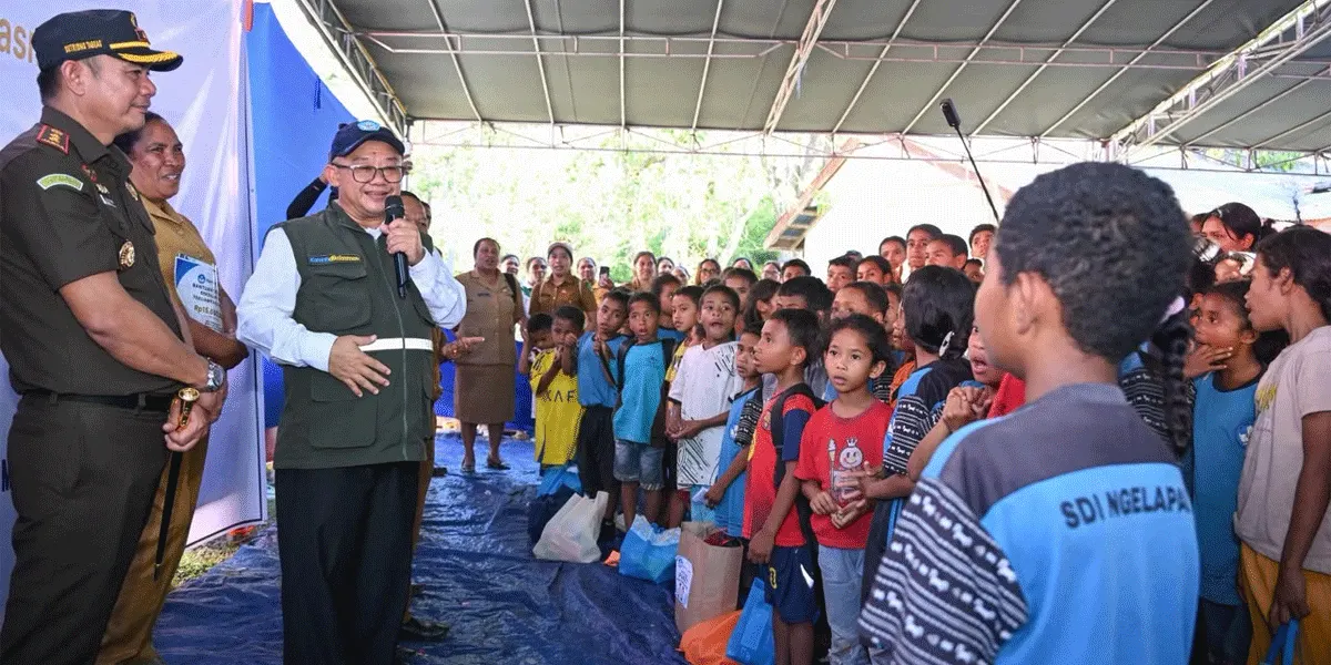 Menteri Pendidikan Dasar dan Menengah Abdul Mu'ti menyapa siswa terdampak gempa di NTT.