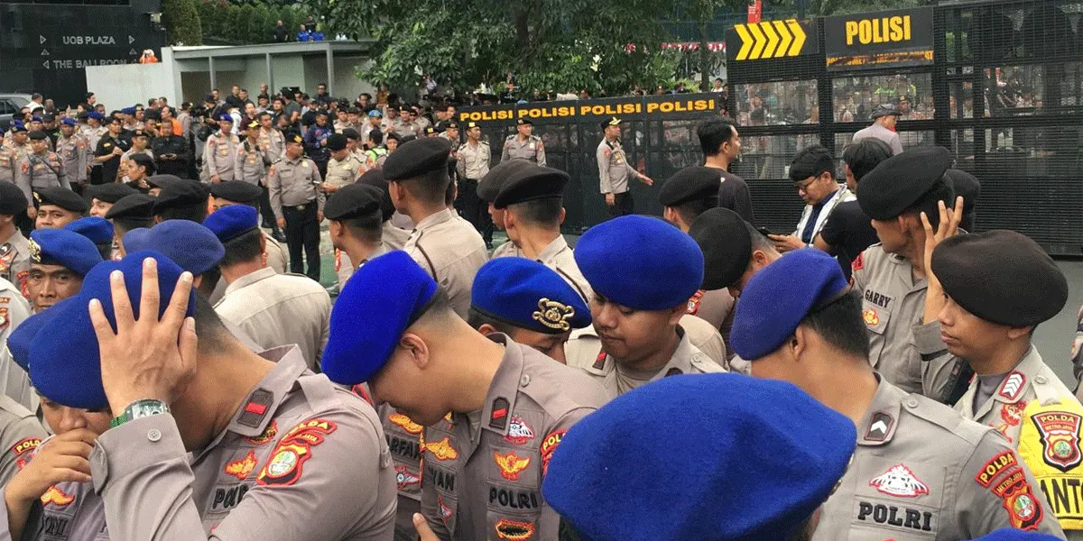 Ratusan aparat kepolisian memblokade demonstran di Jalan Thamrin, Jakarta Pusat yang hendak menggelar unjuk rasa di Bundaran Hotel Indonesia, Selasa (18/8/2026).