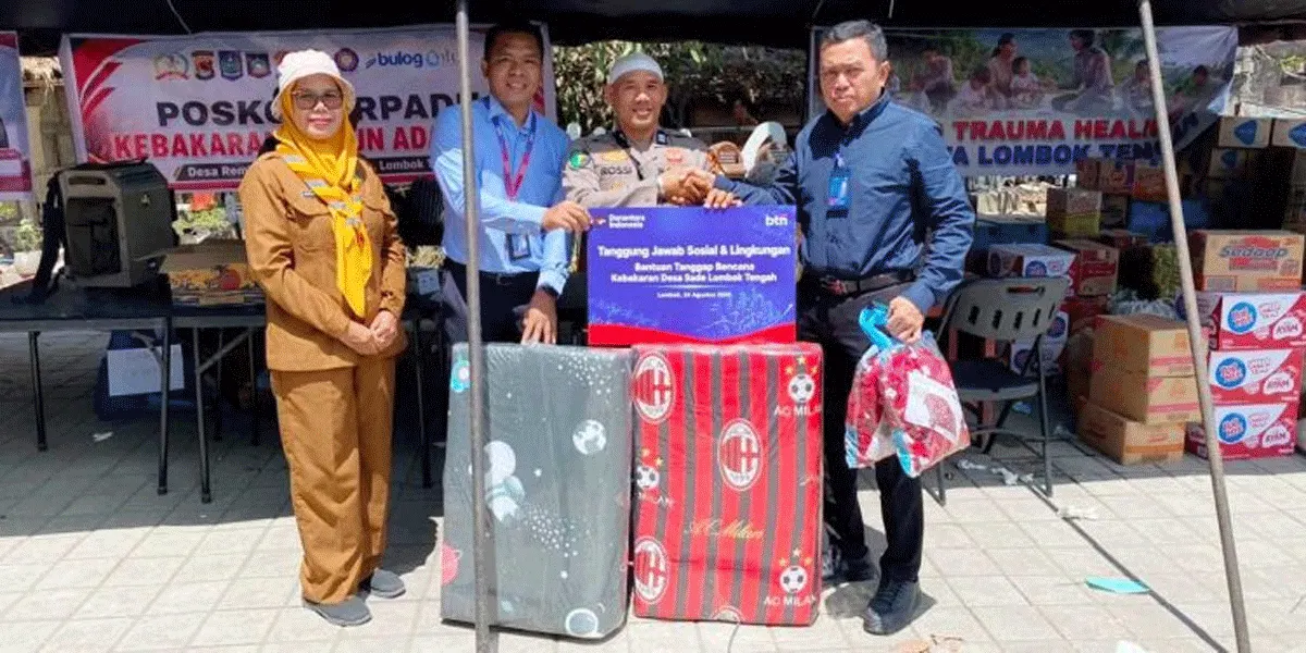 Branch Manager Bank Tabungan Negara (BTN) Kantor Cabang Mataram Hendra Jaya Putra bersama Operation Manager Maman Sagita menyalurkan kebutuhan dasar bagi sekitar 320 warga dari tiga dusun yang terdampak bencana kebakaran di Desa Adat Sade, Kabupaten Lombok Tengah, Nusa Tenggara Barat (NTB) kepada Kepala Desa Rembitan Lalu Minaksa di Posko KMDP Rembitan, Kabupaten Lombok Tengah, Senin (24/8/2026).