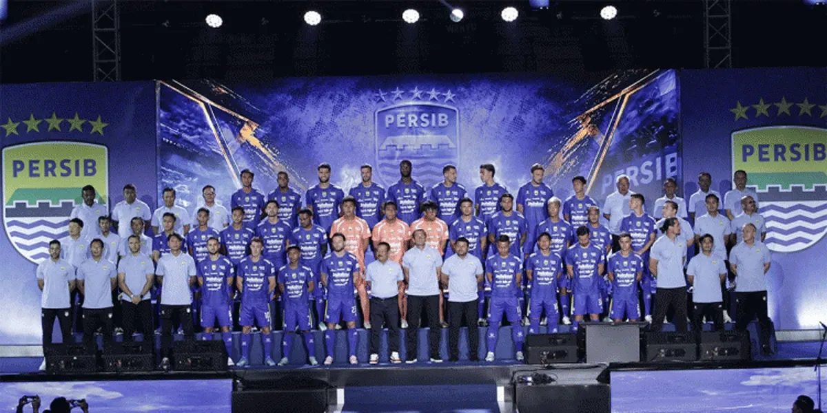 Persib Bandung resmi memperkenalkan 32 pemain yang akan menjadi bagian dari perjuangan Pangeran Biru mengarungi musim 2026/2027.