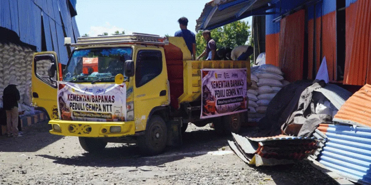 Truk pengangkut beras sebelum didistribusikan kepada masyarakat terdampak bencana gempa di NTT.