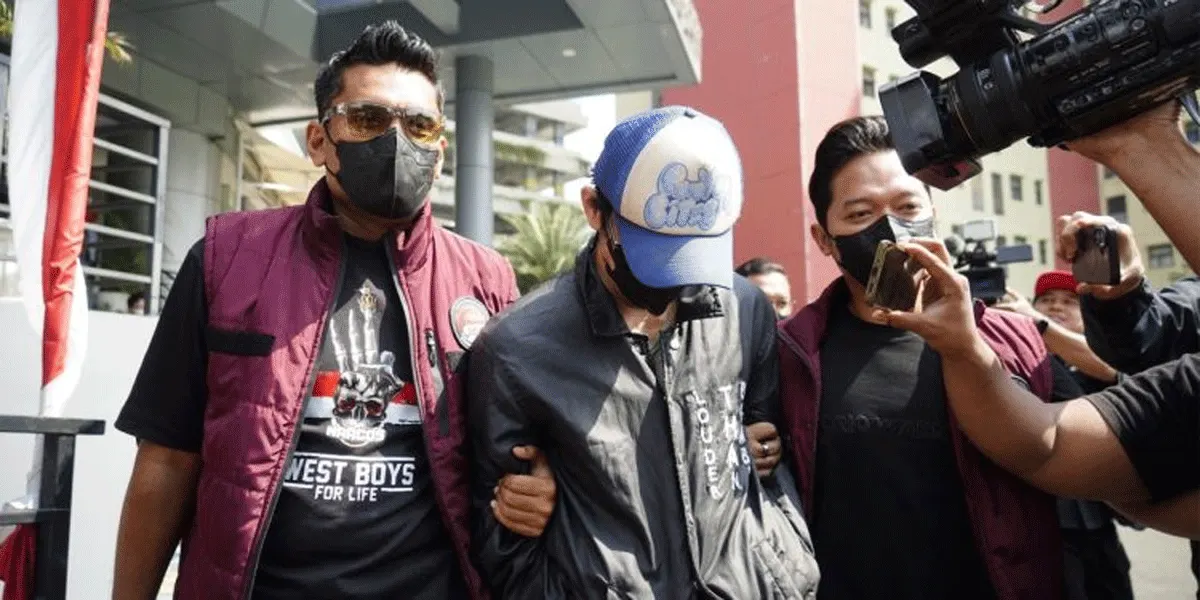 Aktor Revaldo Fifaldi Surya Permana (tengah) saat digelandang oleh anggota Polri untuk melakukan tes kesehatan usai terjerat kasus narkoba.