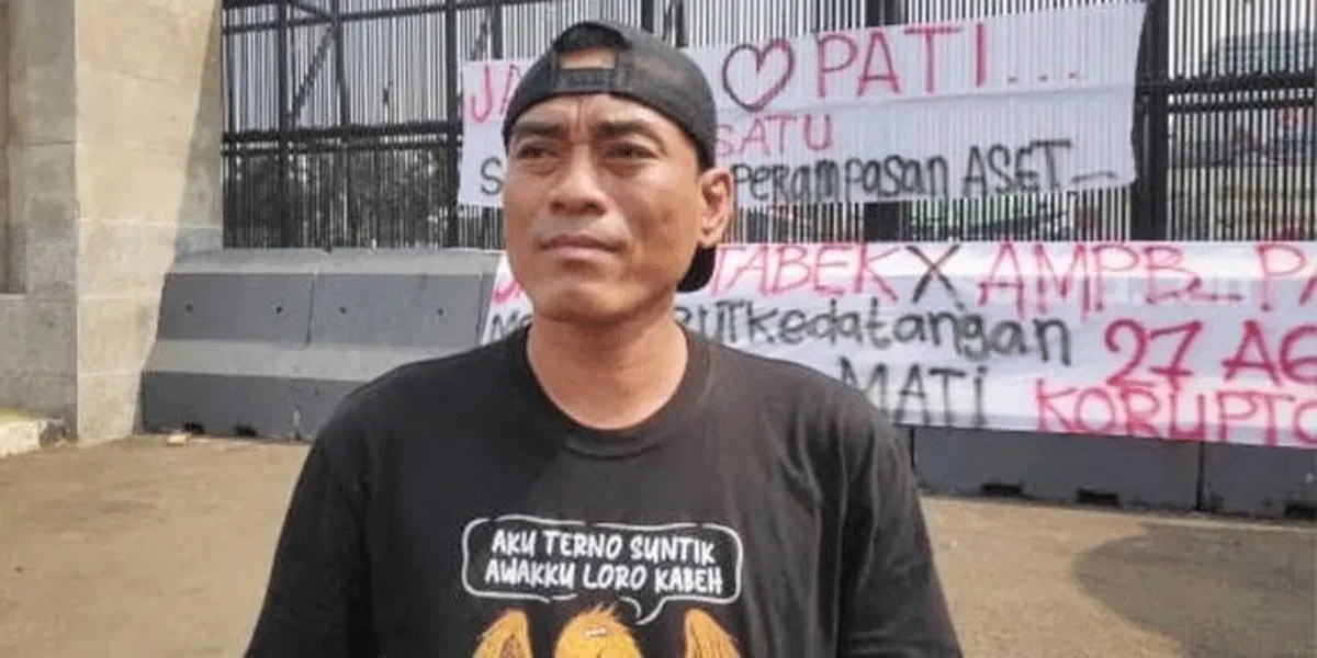 Koordinator AMPB, Supriyono alias Botok, saat memberikan keterangan di sela aksi unjuk rasa di depan Gedung DPR RI, pada Jumat (21/8/2026).