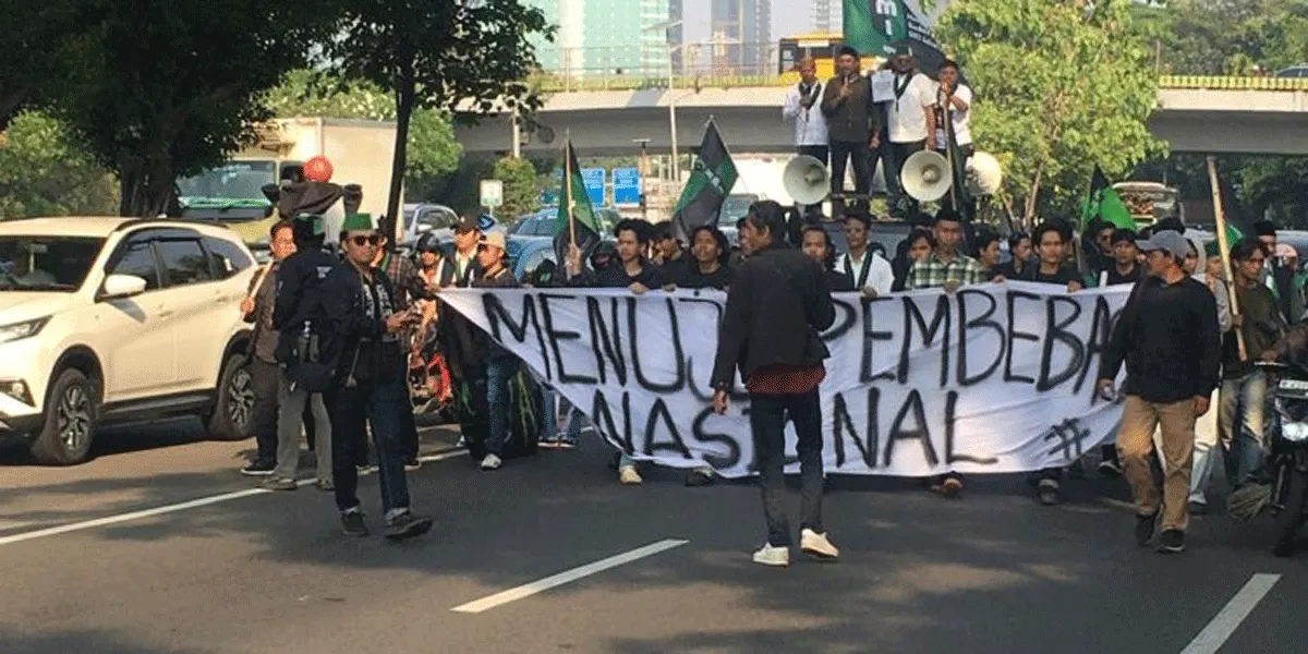 Sejumlah orang melakukan long march dari Senayan Spark menuju gerbang gedung DPR, Jalan Gatot Subroto, Jakarta Pusat pada beberapa waktu lalu.