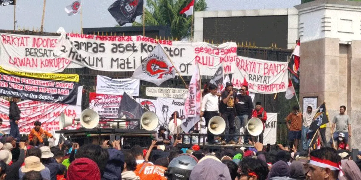 Sejumlah elemen masyarakat menggelar demonstrasi di depan Gedung DPR, Jalan Gatot Subroto, Jakarta Pusat, Kamis (27/8/2026).
