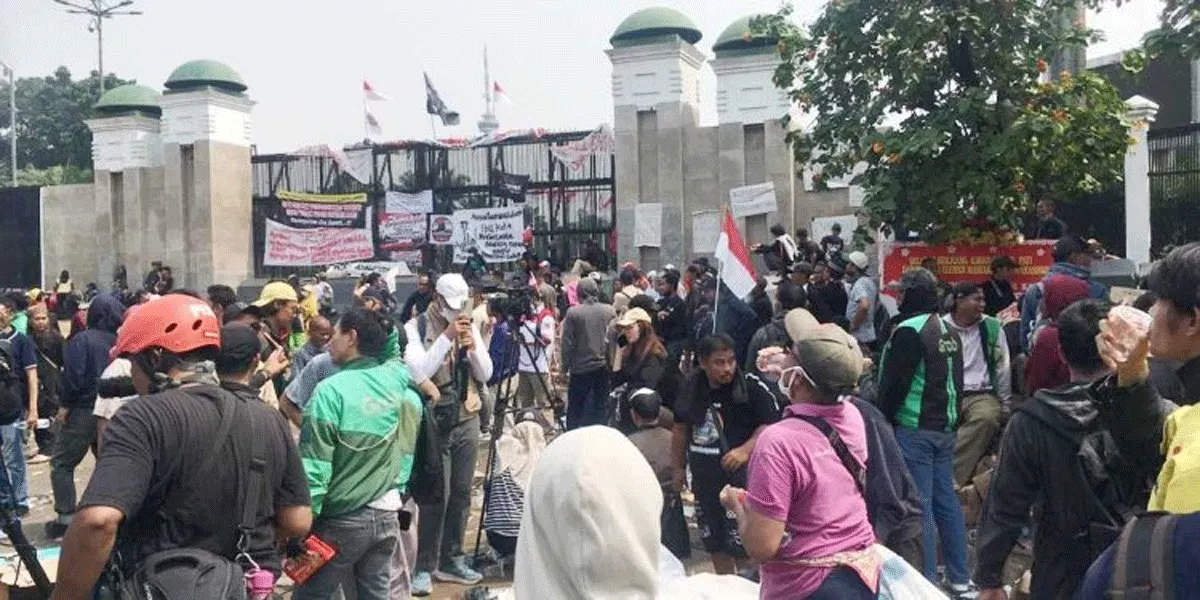 Massa aksi memilih bertahan di depan Gedung DPR usai pimpinan DPR berjanji mengesahkan RUU Perampasan Aset paling lambat tanggal 15 Desember 2026.