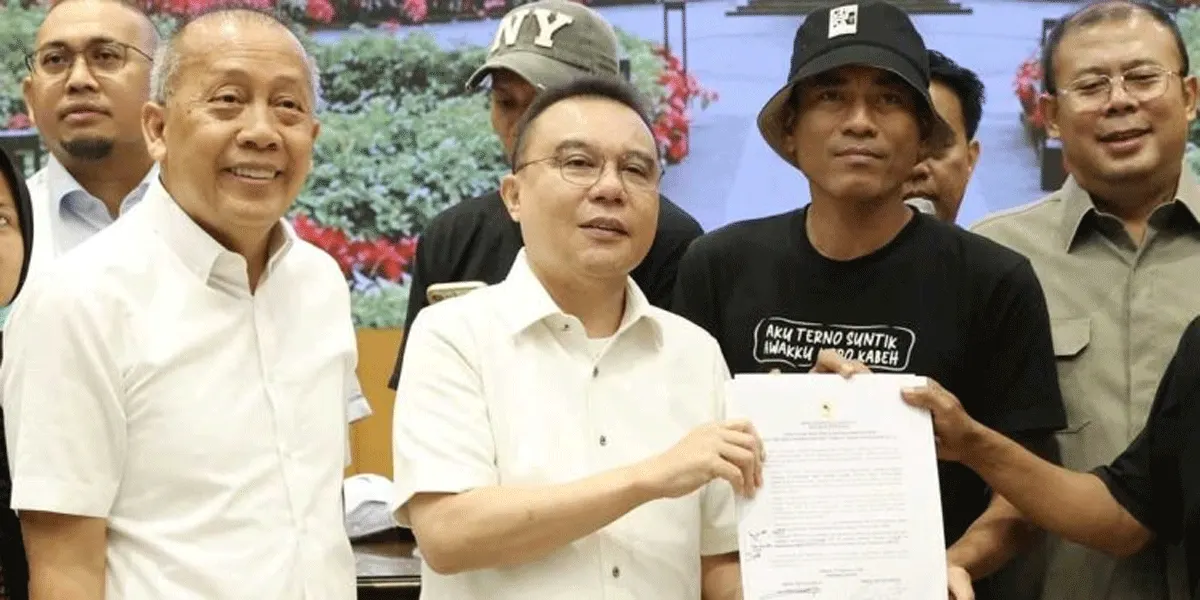 Wakil Ketua DPR RI, Saan Mustopa (kiri) bersama Pimpinan DPR lainnya menerima audiensi Aliansi Masyarakat Pati Bersatu (AMPB) di Kompleks Parlemen, Jakarta, Kamis (27/8/2026).