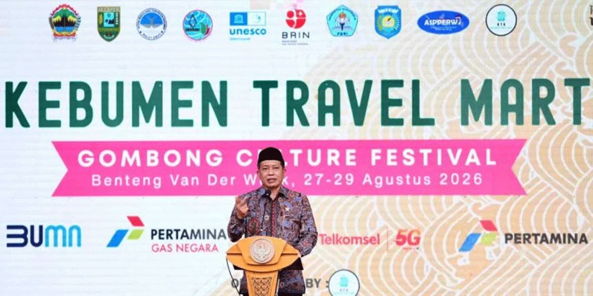 Menteri Koperasi Ferry Juliantono saat membuka acara Kebumen Travel Mart dan Gombong Festival of Culture 2026 yang digelar Induk Warga Asal Kabupaten Kebumen (IWAKK) Walet Emas di Benteng Van Der Wijck, Kamis (27/8/2026).