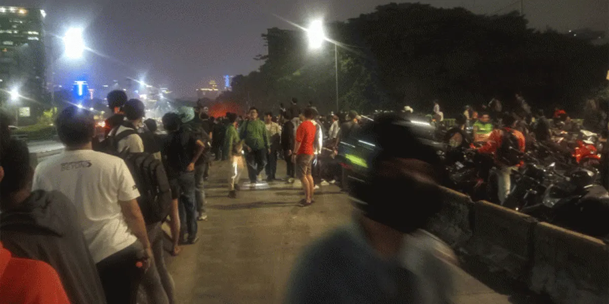 Massa remaja dan pelajar masih bertahan di flyover Slipi, Jakarta Pusat pascademo di depan Gedung DPR, Jalan Gatot Subroto, Kamis (27/8/2026).
