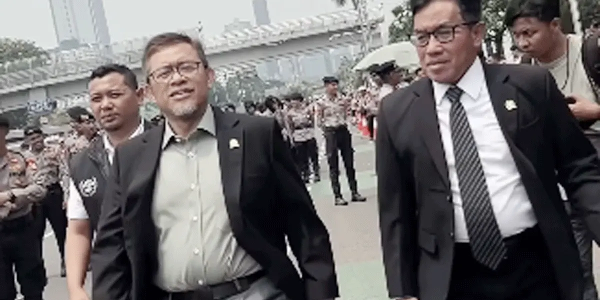 Ketua BAM DPR RI, Ahmad Heryawan (kiri) bersiap berjalan menemui massa Aliansi Masyarakat Pati Bersatu (AMPB) di depan Gedung DPR RI, Jakarta, pada Kamis (27/8/2026).