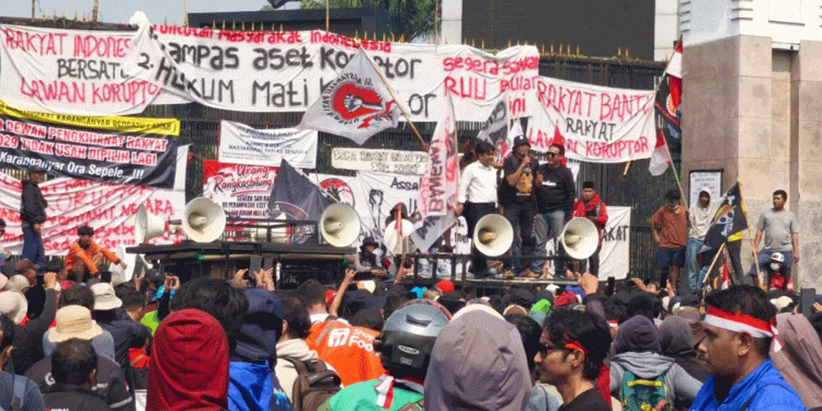 Aksi massa di depan DPR RI.