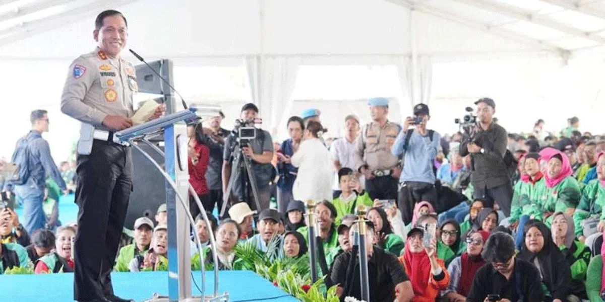 Kepala Korps Lalu Lintas (Kakorlantas) Polri Irjen Pol Wibowo memberikan sambutan saat acara Gebyar Keselamatan Lalu Lintas di kawasan Tangerang Selatan, Kamis (27/8/2026).