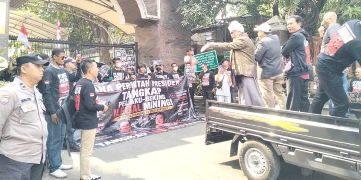 Aksi karyawan PT BP di Kejaksaan Agung.