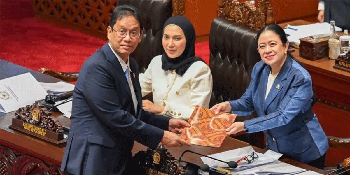 Menteri Keuangan Purbaya Yudhi Sadewa bersama Ketua DPR RI Puan Maharani usai pengesahan RUU P2 APBN Tahun Anggaran 2025 dalam rapat paripurna DPR RI, Kamis (27/8/2026).