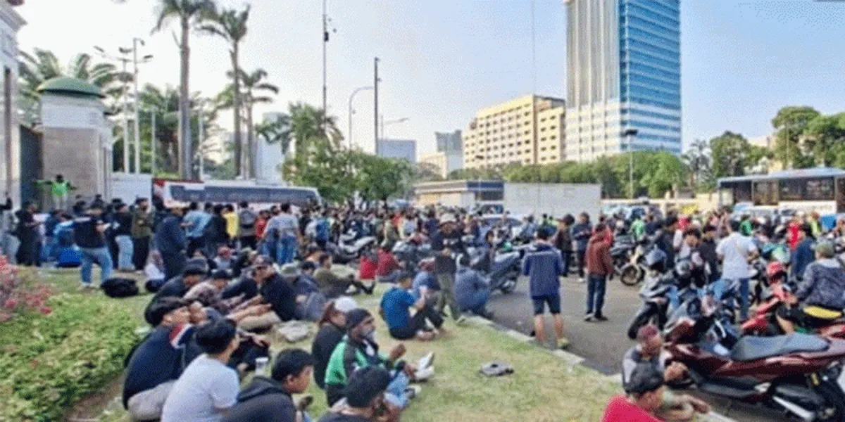 Cuaca cerah berawan menaungi sejumlah massa aksi yang menggelar unjuk rasa di depan Gedung DPR RI, Jakarta, Rabu (26/8/2026).