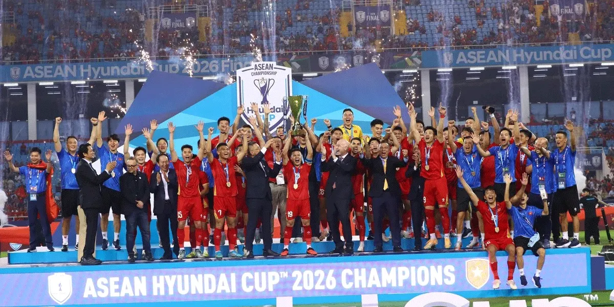 Tim nasional Vietnam mengangkat trofi Piala AFF 2026 usai menang agregat 4-2 atas Thailand di Final Piala AFF 2026 di Stadion My Dinh, Rabu (26/8/2026).