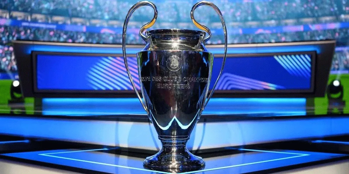 Trofi Liga Champions dipajang jelang drawing.