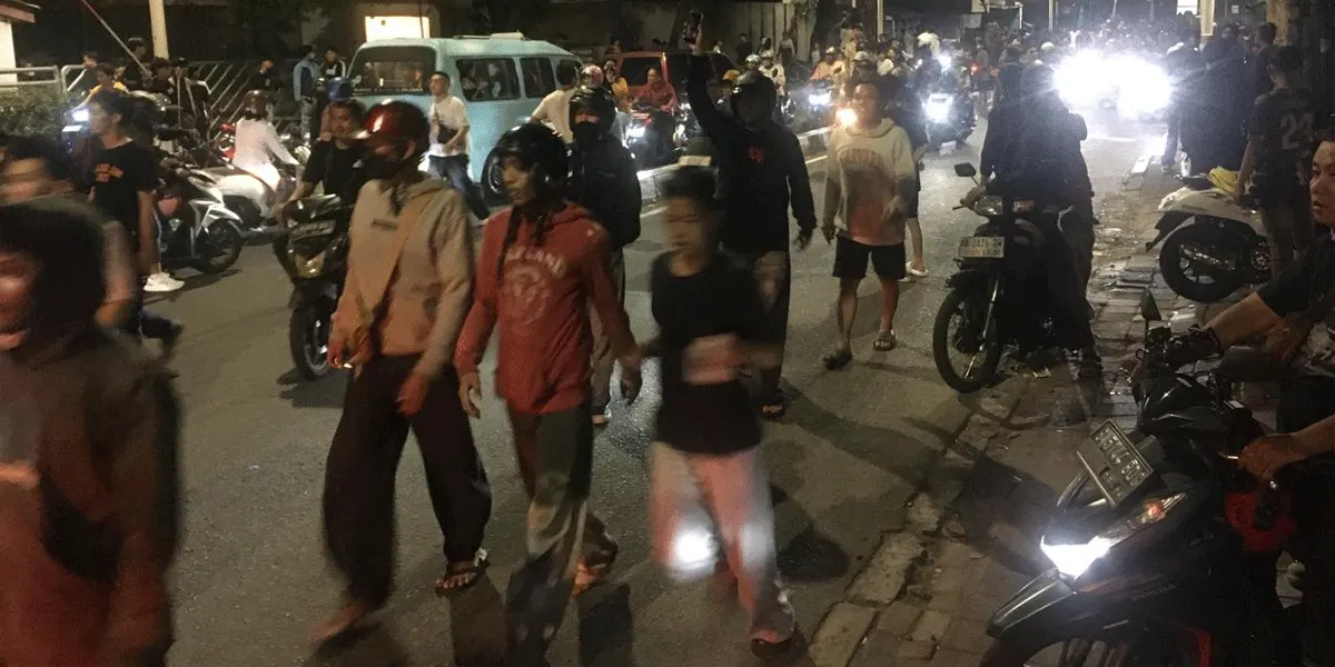 Massa berlarian ke arah Palmerah, Jakarta Barat setelah dipukul mundur oleh pihak kepolisian, Kamis (27/8/2026).