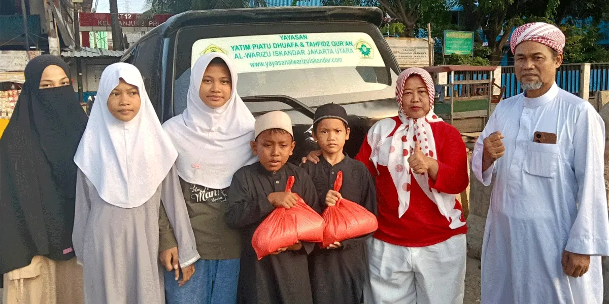 Pemimpin Redaksi Sudut Pandang, Umi Sjarifah (kedua dari kanan), gelar kegiatan Jumat Berkah dengan berbagi kebahagiaan kepada anak yatim dan dhuafa di tiga yayasan di Jakarta Utara dan Jakarta Timur, Jumat (28/8/2026).