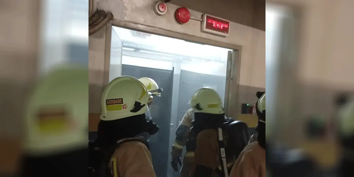Petugas pemadam kebakaran mendatangi gedung KPK setelah mendapat laporan kebakaran, Sabtu (29/8/2026) siang.