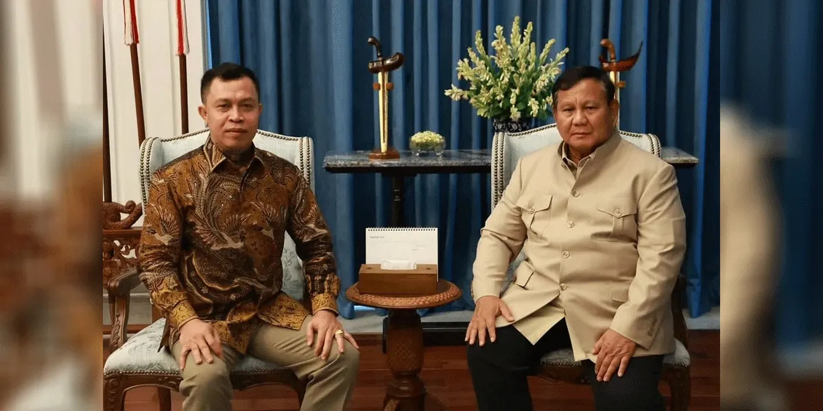 Presiden Prabowo Subianto (kanan) menerima Pemimpin Besar Pasukan Merah Tariu Borneo Bangkule Rajakng (TBBR) Panglima Jilah di Istana Merdeka, Jakarta, Jumat (28/8/2026).