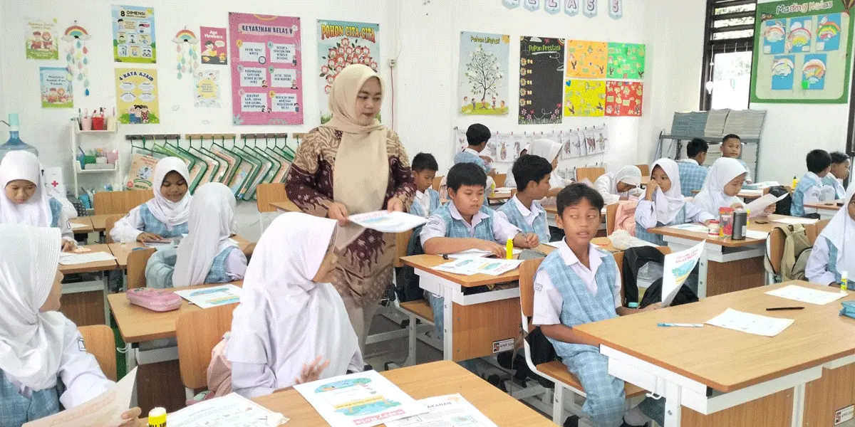 Ilustrasi kegiatan belajar mengajar di kelas.