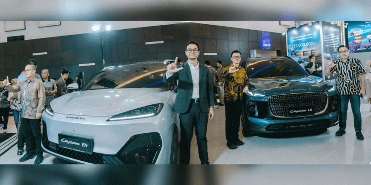 Sejumlah perwakilan dan manajemen berpose bersama mobil listrik Leapmotor C10 dan Leapmotor L8 dalam sebuah pameran otomotif.