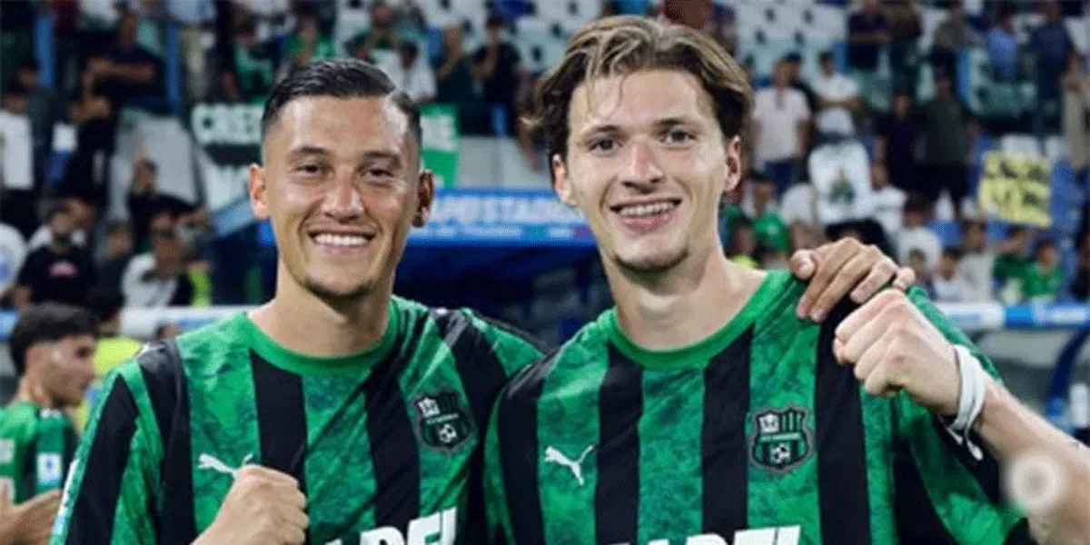 Jay Idzes (kiri) bersama rekannya di Sassuolo merayakan kemenangan tim atas Torino pada pekan kedua Seria A di di Mapei Stadium, Sabtu (29/8/2026) malam WIB.