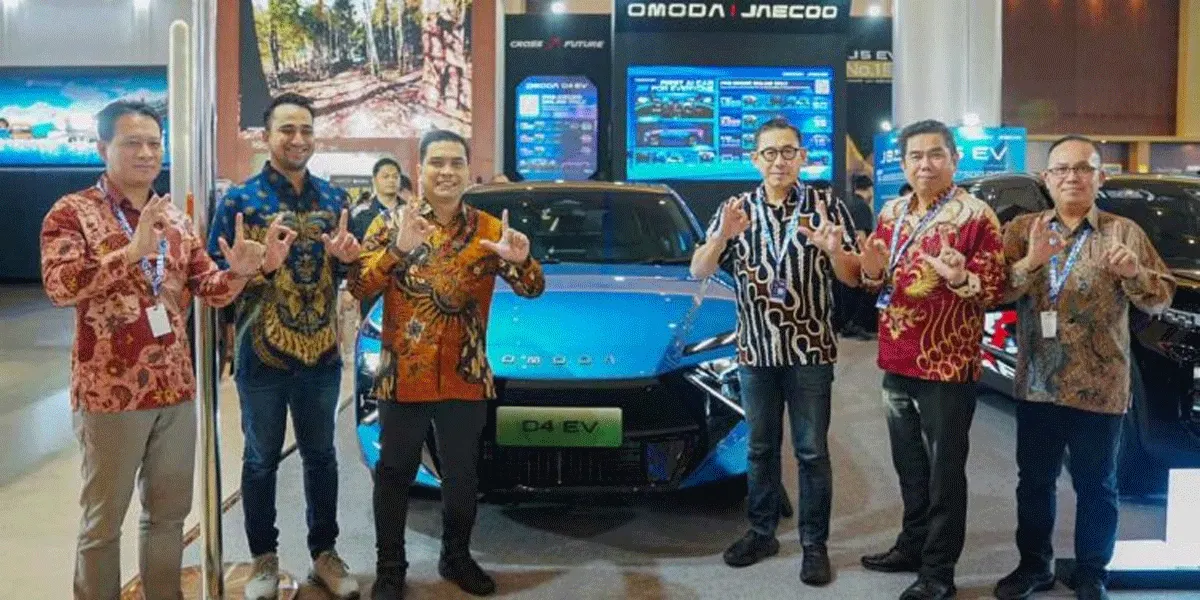 Foto Bersama Jajaran Direksi di Depan booth OMODA JAECOO.