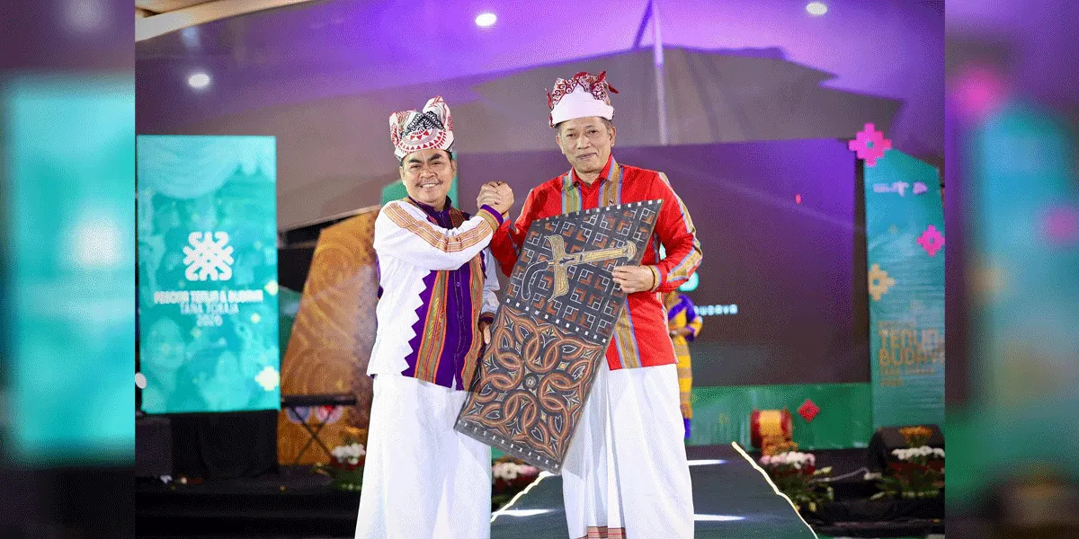 Menteri Koperasi (Menkop) Ferry Juliantono saat menghadiri penutupan ajang Pesona Tenun dan Budaya Toraja 2026 di Pasar Seni Makale, Kabupaten Tana Toraja, Sulawesi Selatan, Sabtu malam(29/8).