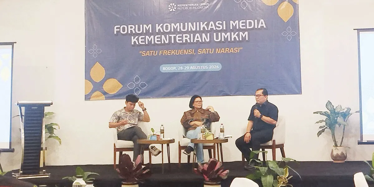 Tenaga Ahli Menteri Bidang Pengembangan Skema Pembiayaan Program UMKM, Faisal Anwar (kanan) bersama Sekretaris Kementerian UMKM Loto Srinaita Ginting (tengah) menjadi pembicara dalam Forum Komunikasi Media Kementerian UMKM bertema “Satu Frekuensi, Satu Narasi” di Bogor, Jawa Barat, Jumat (28/8/2026).