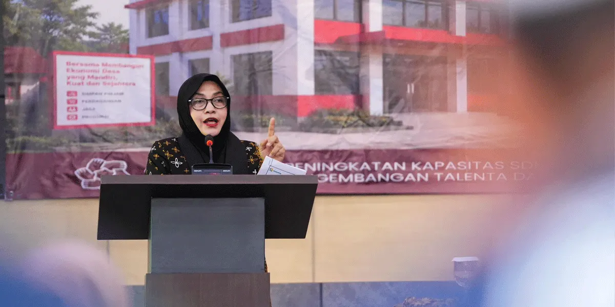 Deputi Bidang Pengembangan Talenta dan Daya Saing Koperasi Kemenkop Destry Anna Sari dalam acara Penutupan Magang Bagi Pengurus KDKMP Sektor Serba Usaha, di Lamongan, Jawa Timur (Jatim), Sabtu malam (29/8/2026).
