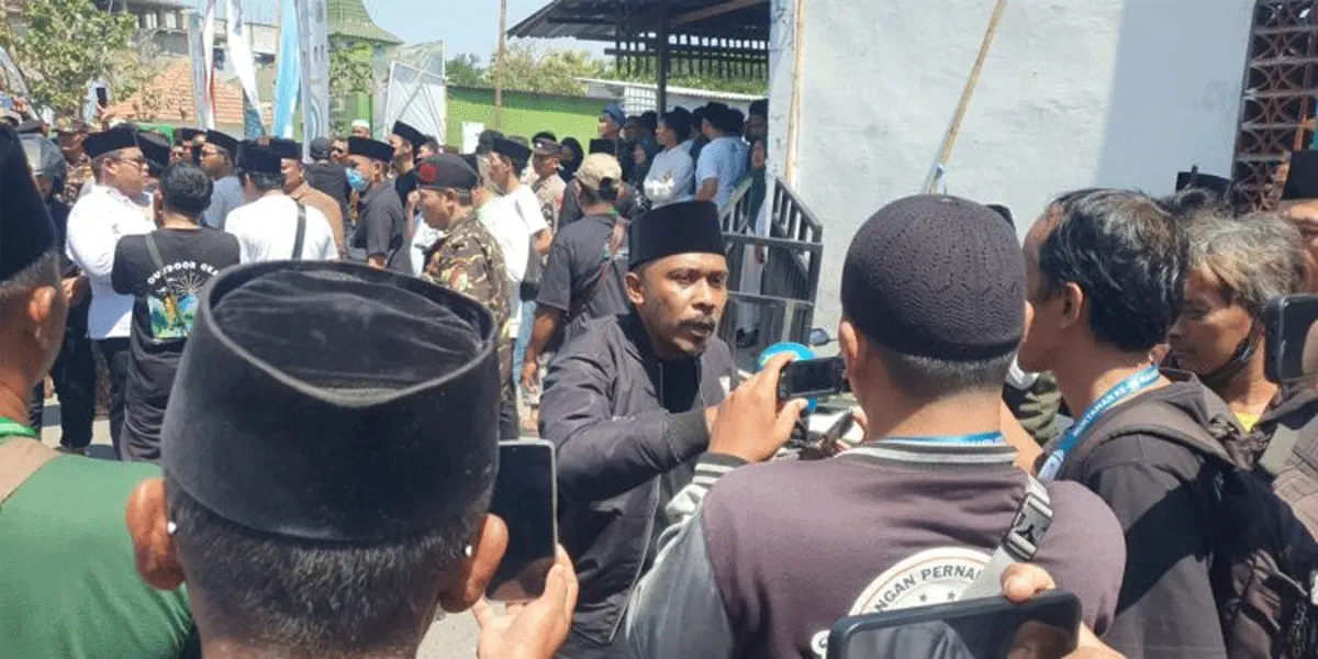 Lakukan protes: Ratusan pemuda Nahdliyin merangsek ke arena Muktamar Nahdlatul Ulama (NU) ke-35 di Pondok Pesantren Tambakberas, Jombang, Jawa Timur, Minggu (30/8/2026).