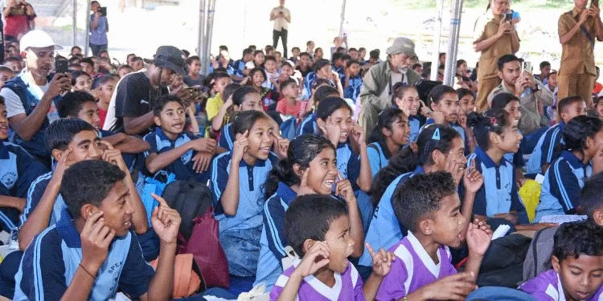 Pembelajaran siswa di tenda pengungsian.