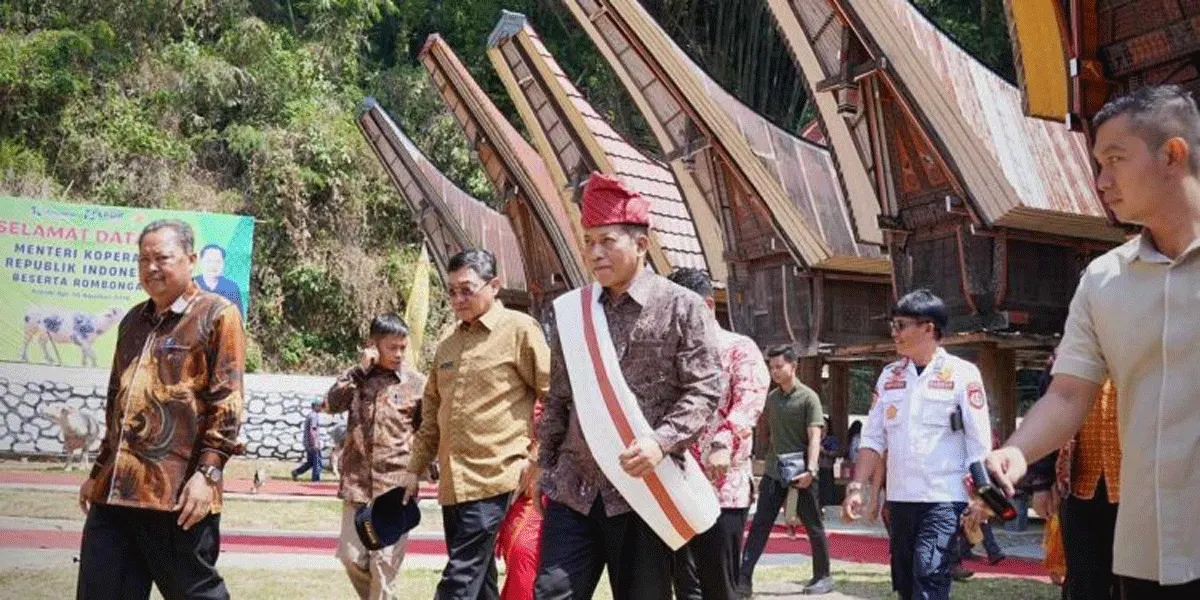 Menteri Koperasi (Menkop) Ferry Juliantono dalam kunjungan kerja ke KSP Balo’ta, Kabupaten Toraja Utara, Sulawesi Selatan (Sulsel), Minggu (30/8/2026).