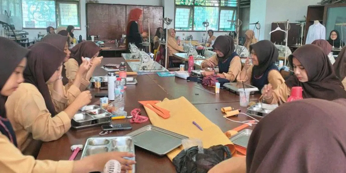 Ilustrasi - Siswa tengah menyantap makan bergizi gratis.