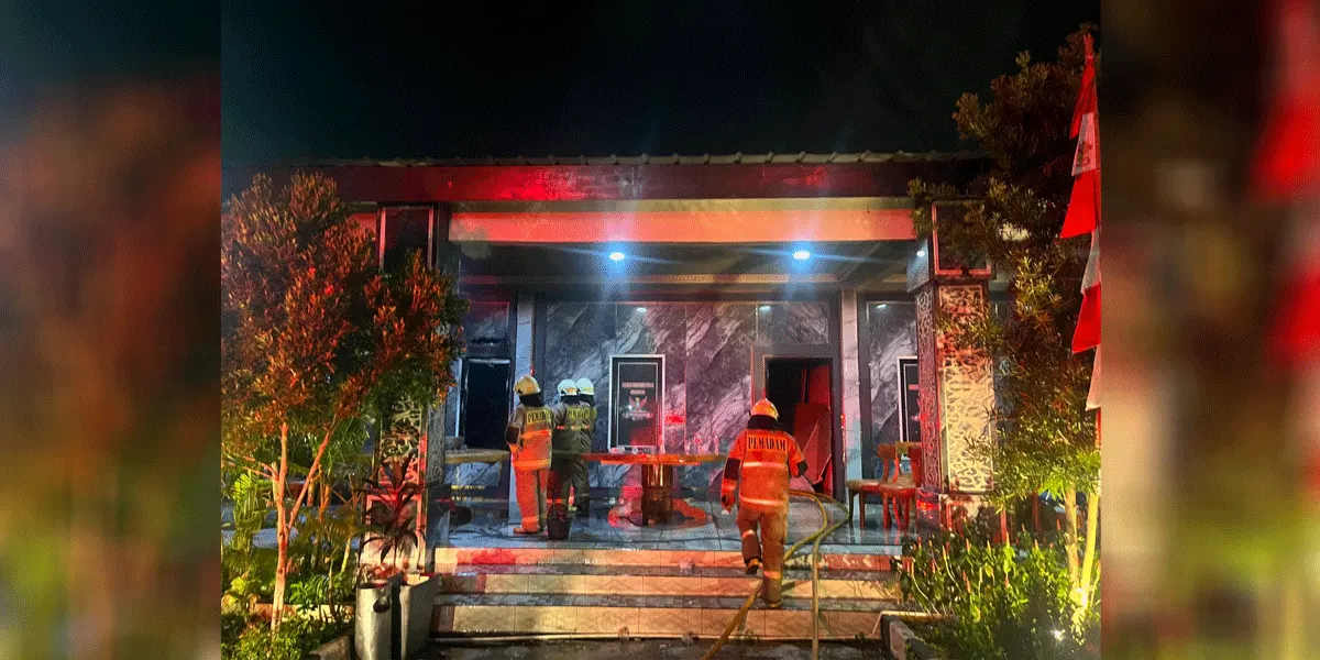 Posko Ormas GRIB di Kedoya, Kebon Jeruk, Jakarta Barat terbakar, Senin (31/8/2026).