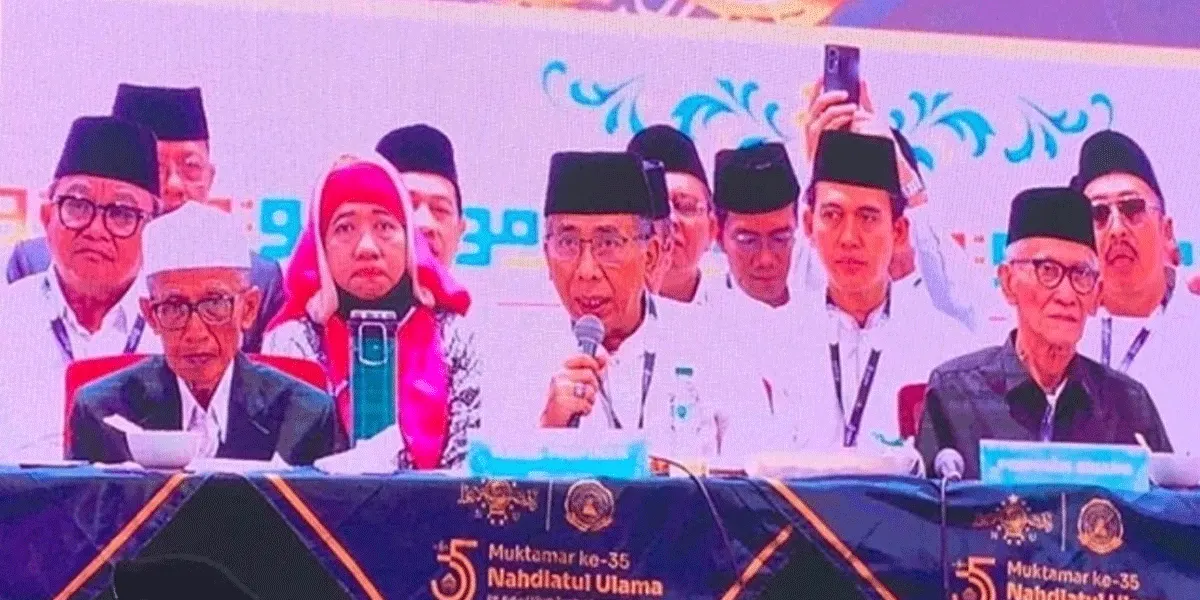 Ketua Umum PBNU Demisioner KH Yahya Cholil Staquf (tengah) berbicara pada Sidang Pleno V Muktamar Ke-35 NU di Pondok Pesantren Tambakberas, Jombang, Jawa Timur, Minggu (30/8/2026).