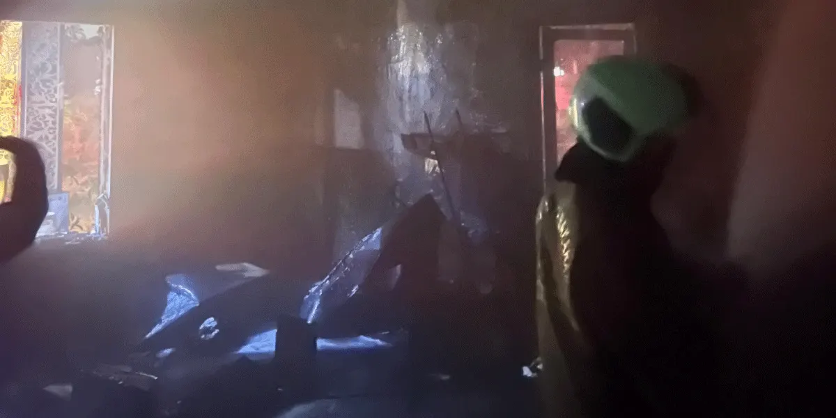 Posko Ormas GRIB di Kedoya, Kebon Jeruk, Jakarta Barat terbakar, Senin (31/8/2026).