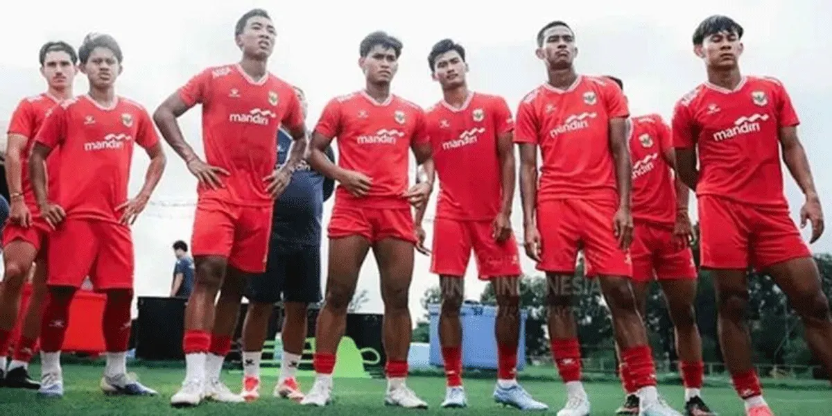 Para pemain Timnas Indonesia U-20 tampak serius mendengarkan instruksi pelatih dalam sesi latihan.