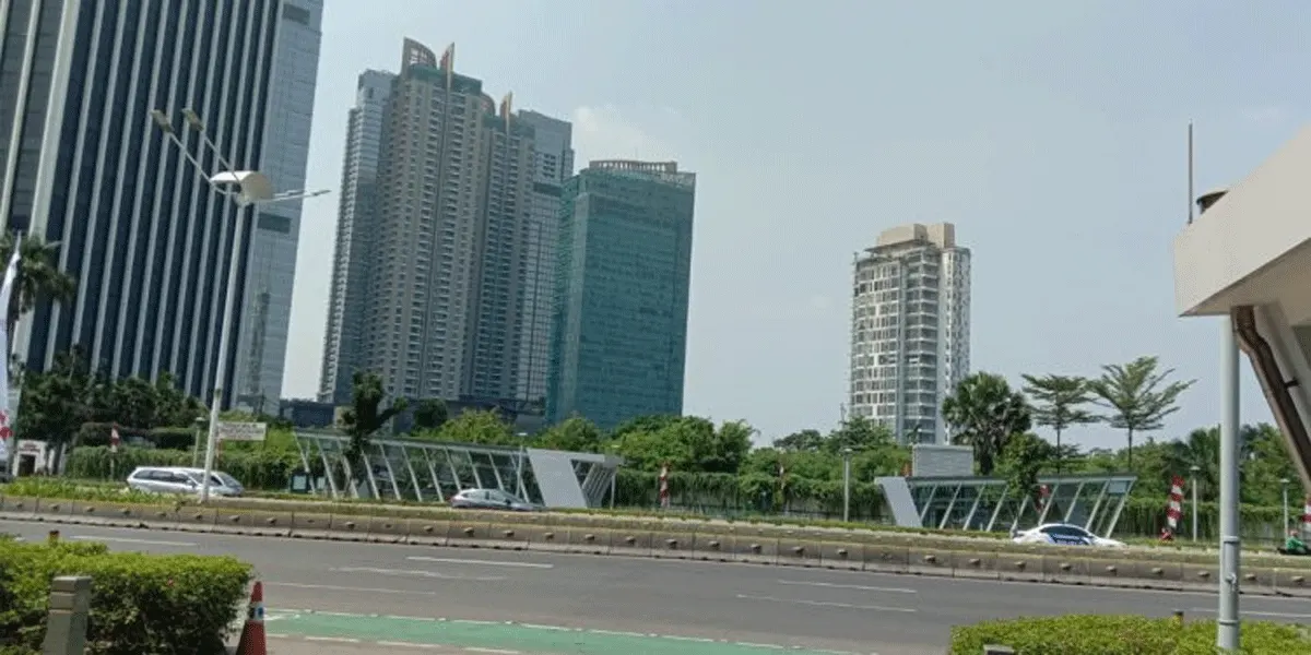 Langit Jakarta terpantau cerah berawan.