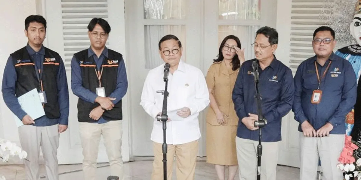 Gubernur DKI Jakarta Pramono Anung memberikan keterangan pers usai menerima petugas BPS DKI Jakarta yang melakukan pendataan SE2026 di Balai Kota, Senin (31/8/2026).