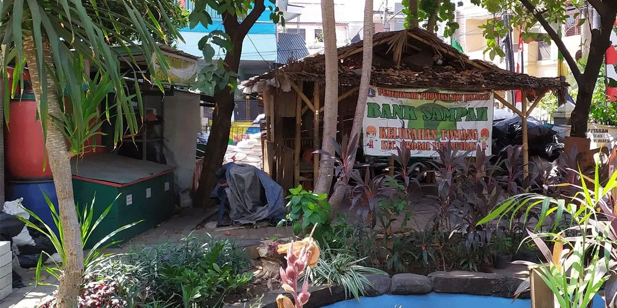Ilustrasi - Bank sampah menjadi salah satu ujung tombak pengelolaan sampah organik dan anorganik berbasis masyarakat di Jakarta.