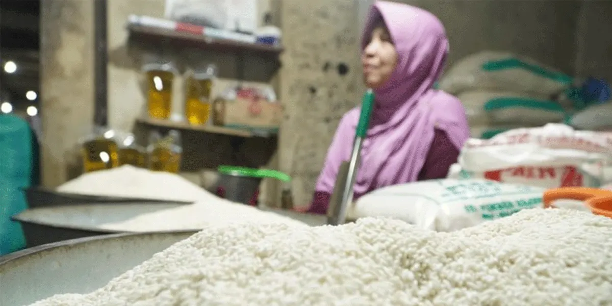 Salah satu pedagang beras di pasar tradisional.