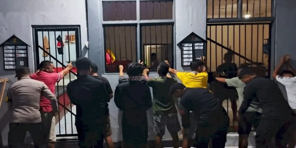 Ilustrasi - Petugas memeriksa kamar hunian warga binaan dalam kegiatan penggeledahan rutin untuk meminimalisasi potensi pelanggaran di lingkungan pemasyarakatan.