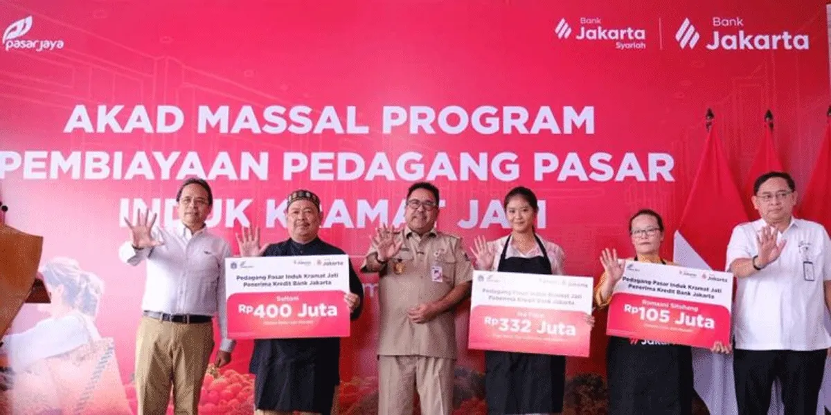 Direktur Utama Bank Jakarta Agus H. Widodo (kiri) mendampingi Wakil Gubernur DKI Jakarta Rano Karno (ketiga dari kiri), saat menghadiri Akad Kredit Massal bagi 100 pedagang di Pasar Induk Kramat Jati, Selasa (1/9/2026).