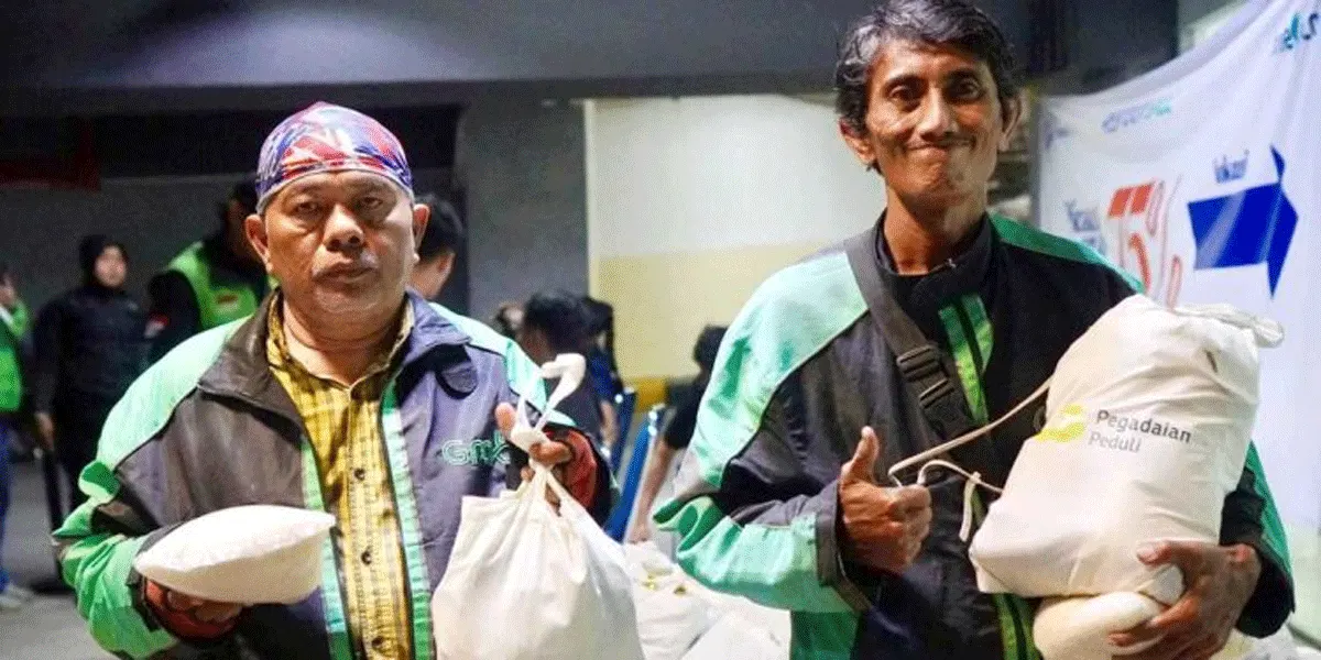 Pengemudi Driver Ojek Online saat Menerima Bantuan Paket Sembako di halaman Kantor Kementerian Usaha Mikro, Kecil, dan Menengah Republik Indonesia, Jakarta Selatan, pada Sabtu (29/08)